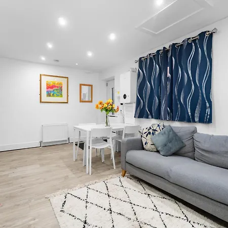 2 Bedroom House,Brownhillrd Se6-3