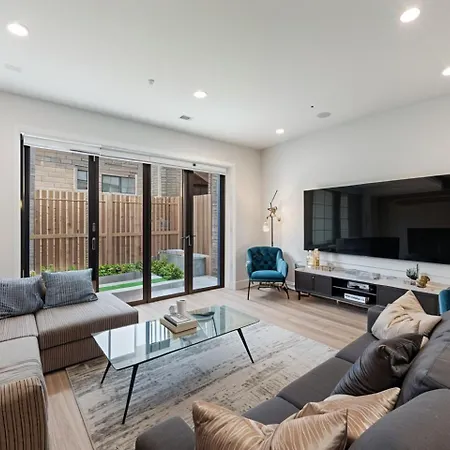 Spacious 4-Bed Townhouse With Parking-3