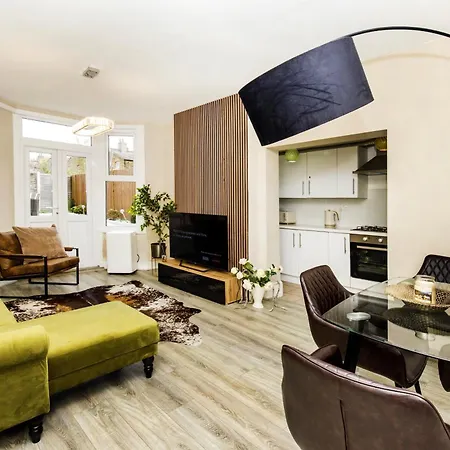 Luxe 4Br Retreat-3