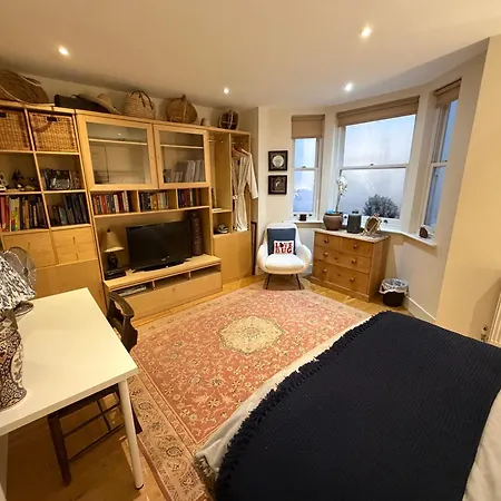 Double Bedroom In Homely, 5 Bedroom Family House By The River In Fulham-3