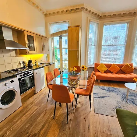 Charming Home With Private Balcony, On 1St Floor, With 2 Bathrooms, 3 Min Walk To Earl'S Court Station-2