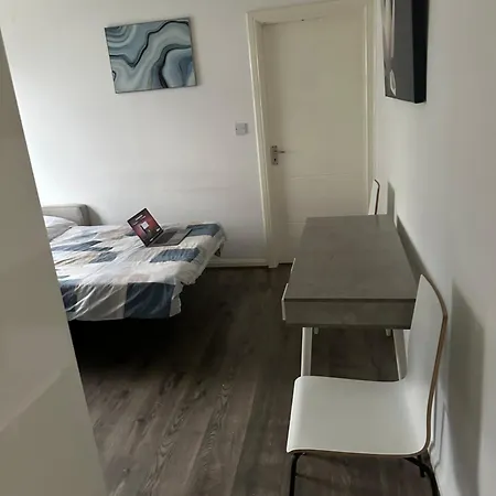 Studio Flat In Central London-3