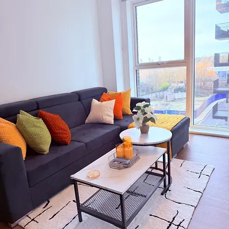 Stylish 1-Bedroom Flat-1 Minute Walk To Kidbrooke Station-Greenwich - Balcony-2