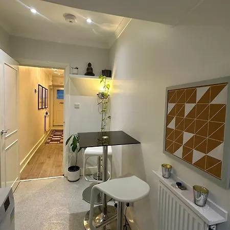 Central Connection: Double Room in Heart of City-3