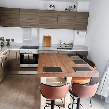 Luxury 2-Bedroom London Apartment, 25Mins To Liverpool Street, Balcony, Free Parking-2