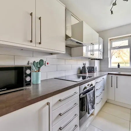 Serene 2 Bedroom Flat Free Off-Street Parking 1 Elwb Van Close To Tube-3