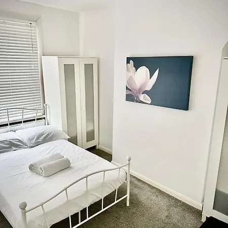 Studio Flat In Central London-3