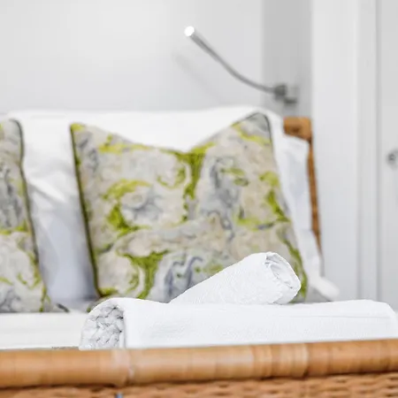 Private Entrance Garden Flat In Kensington Olympia-3