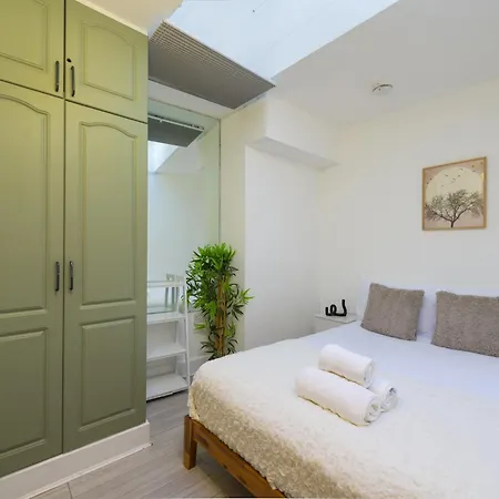 2 Bedroom Serviced Apartment, Barbican & Old Street, Sleeps 4-3