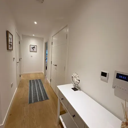Tranquil 2-Bed Apartment, Balcony, Sleeps 6, 7 Minute Drive To King'S Cross St Pancras - By City Peace-2