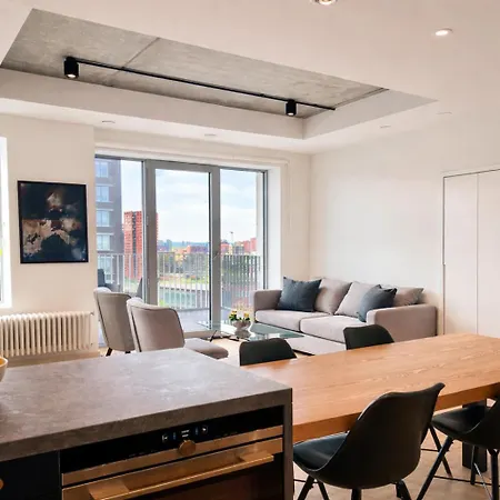 Beautiful View To Canary Wharf , O2 Arena , Near By London Excel 3-Beds-3