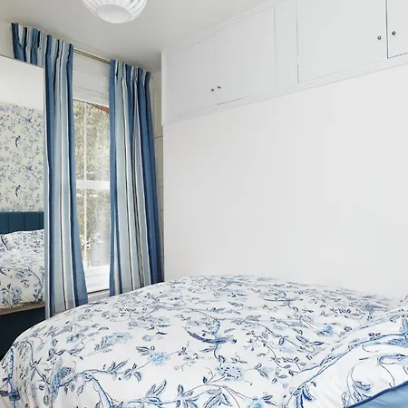 Gorgeous First Floor Apartment Near Station-2