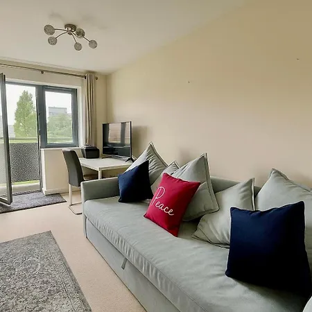 Waterfall Oasis: Luxury Wembley Apartment with Parking-2