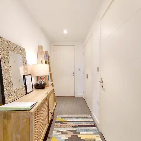 Deluxe One-Bed Apartment Near London Excel-3