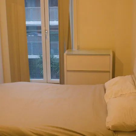 2 Bed Apartment With Balcony Canary Wharf London-3