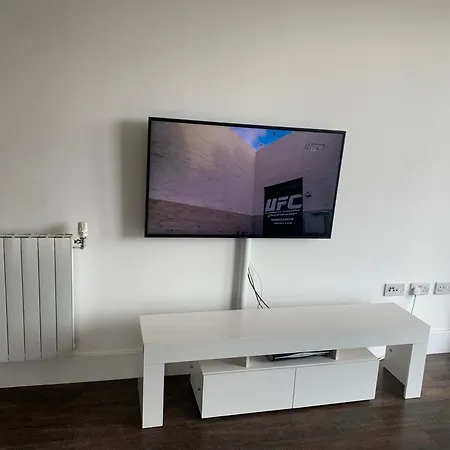 Modern 2 Bedroom Apt With Easy Access To Central London, O2, Excel Centre And Parking-3