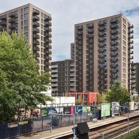 Stylish 1-Bedroom Flat-1 Minute Walk To Kidbrooke Station-Greenwich - Balcony-3