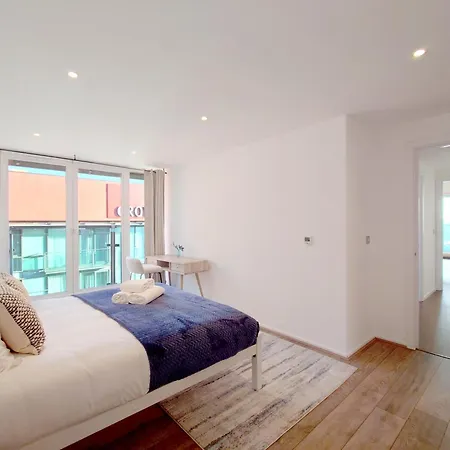 Fully Serviced Two-Bed Apartment Near London Excel-2