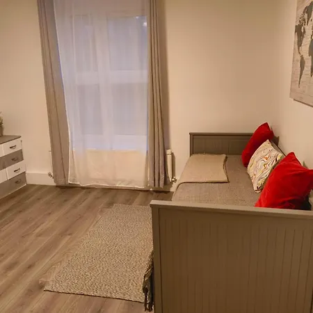 Family Ground Flr Flat Central London Free Parking-2