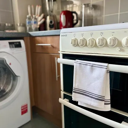 Family Ground Flr Flat Central London Free Parking-3