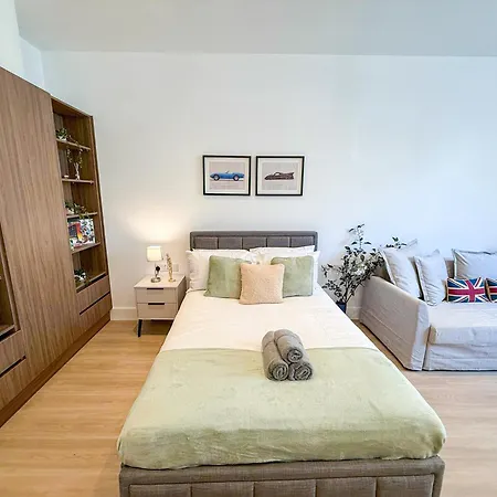 3-Bdr With Balcony And 7 Ac Studio Apartments In Marylebone Near Regents Park & Baker St By Staylio London-2
