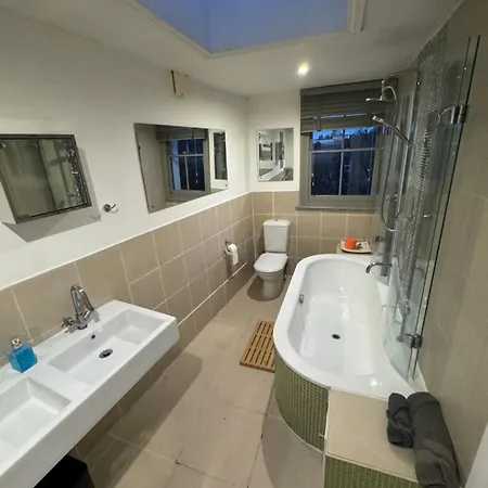 Griffin House Holiday Apartments-3
