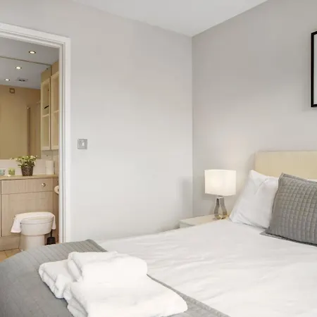2 Bed Executive Penthouse Near Liverpool Street Free Wifi By City Stay Aparts London-2