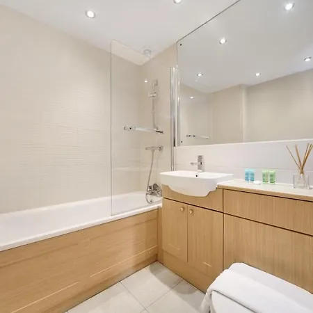 2 Bed Executive Penthouse Near Liverpool Street Free Wifi By City Stay Aparts London-3