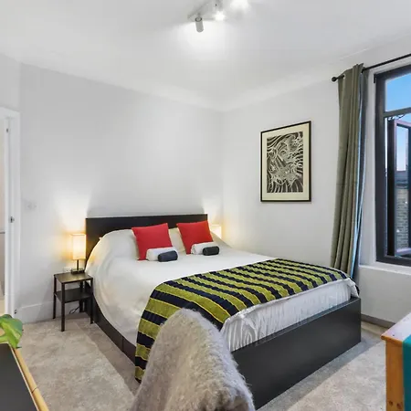 Modern Double Bedroom In City Apartment Room 1-3