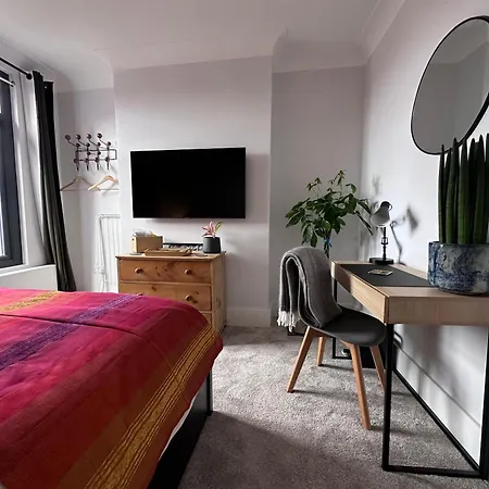 Modern Double Bedroom In City Apartment Room 2-2