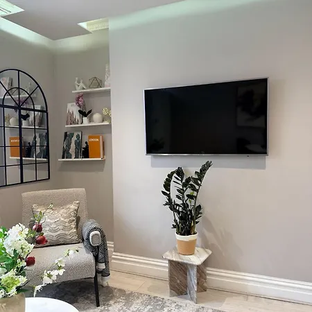 Spacious 2Br Chelsea Apartment Near Sloane Square-Sleeps 6-3