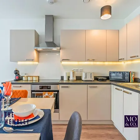 Wembley Stadium Luxury Apartment - Balcony Views, Netflix, Pool & Ping Pong - Sleeps 9-3