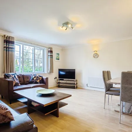 Spacious 2-Bed Family Flat In Wimbledon Near Tube-2