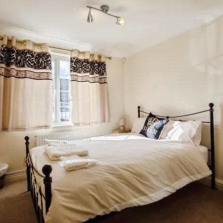 Spacious 2-Bed Family Flat In Wimbledon Near Tube-3