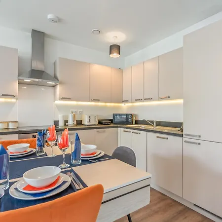 Wembley Stadium Luxury Apartment - Balcony Views, Netflix, Pool & Ping Pong - Sleeps 9-2