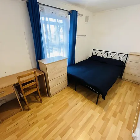 Spacious Double Beds In East Acton, Fast Transport Links Into City & Airport-2