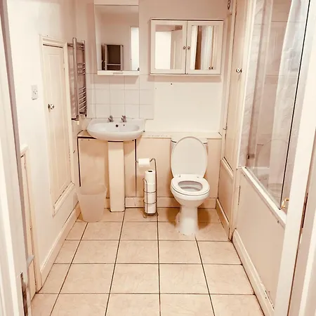 Spacious Double Beds In East Acton, Fast Transport Links Into City & Airport-3