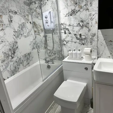 Modern 2 Bedroom House Near London City Airport, Excel, O2 & Dlr With Free Parking & Privet Entrance-3