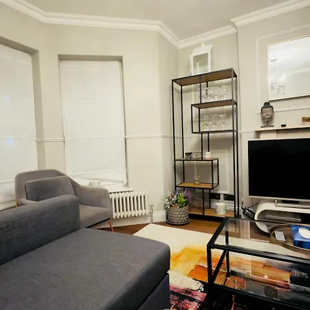 Classical One-Bedroom Flat Close To O2 Arena-3