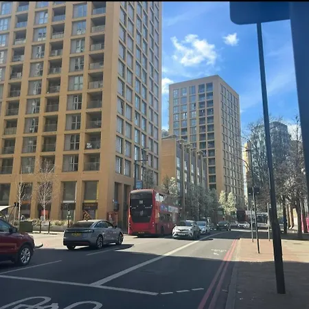 Central-Modern 1-Bed Apt,Sleep 4 -Near Train Station & Easy Access To Central London & City Centre-3