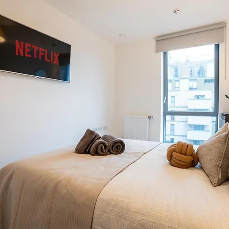 Central Wembley Stadium 1Br Flat - Sleeps 6 - Balcony-2