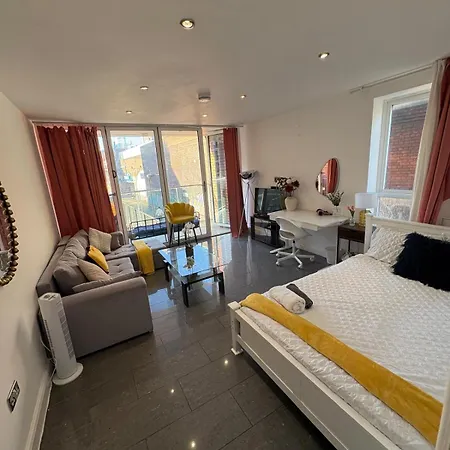 Tower Bridge Luxury Apartment With Balcony-3