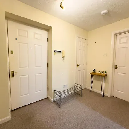 Modern 2 Bed Sleeps 6 Near O2 Excel Enjoy River Views And Easy Access To The Ifs Cloud Cable Car Features 2 Bedrooms Plus A Sofa Bed For 6 Guests-2