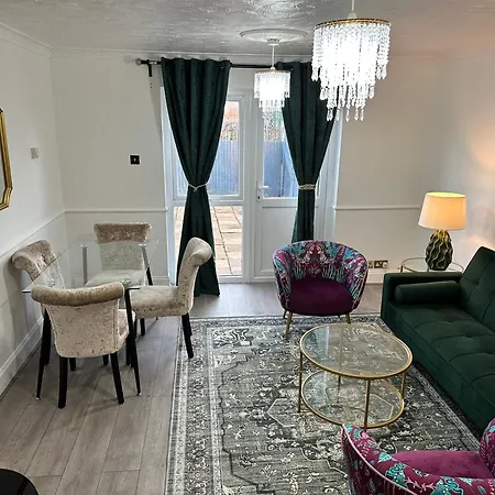 Modern 2 Bedroom House Near London City Airport, Excel, O2 & Dlr With Free Parking & Privet Entrance-2