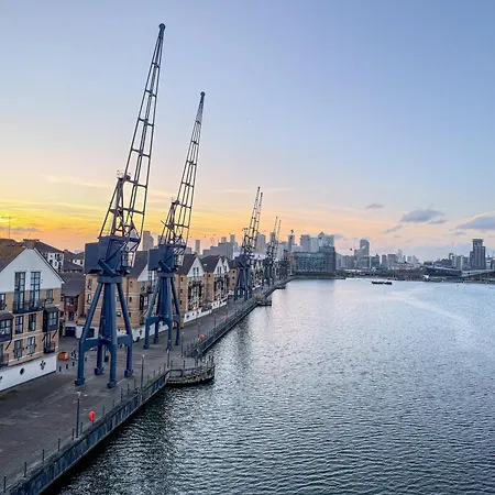 Modern 2 Bed Sleeps 6 Near O2 Excel Enjoy River Views And Easy Access To The Ifs Cloud Cable Car Features 2 Bedrooms Plus A Sofa Bed For 6 Guests-3