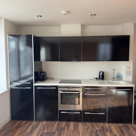 Modern 2 Bedroom Penthouse With Balcony & Parking-2