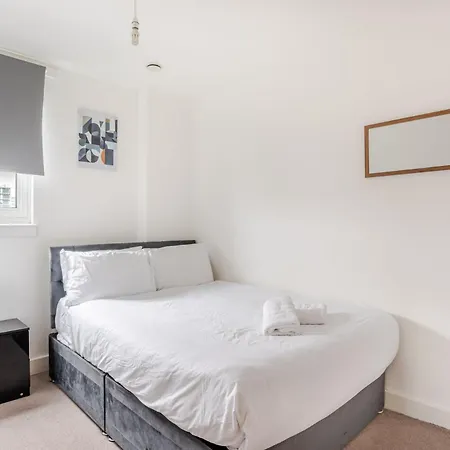Two Bedrooms Flat In Stratford-3