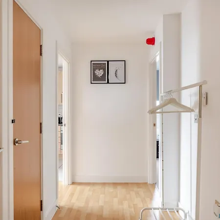 Two Bedrooms Flat In Stratford-2