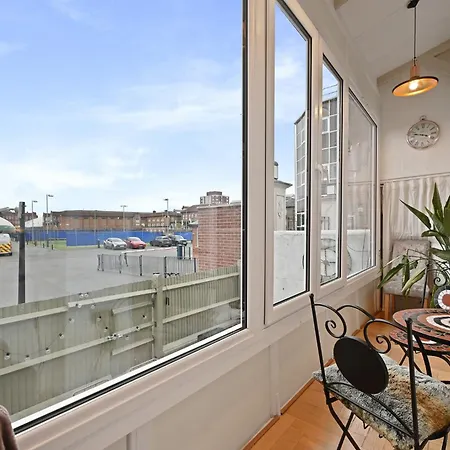 Beautiful One Bedroom Flat With Private Balcony 560Sq Ft-2