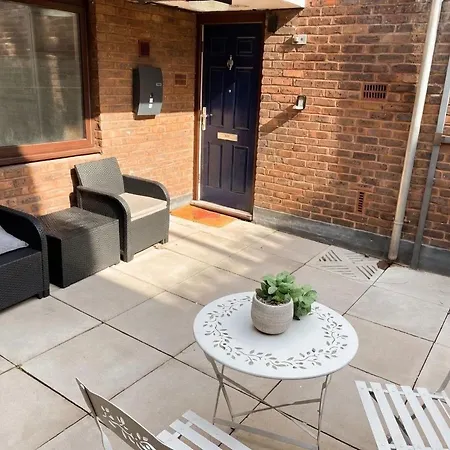 Apartment Facing Covent Garden Station-3